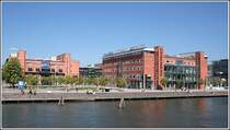 Im Gteborger Stadtteil Lindholmen sind mehrere Bildungseinrichtungen und Wissenschaftszentren direkt am Nordufer des Gta lv errichtet worden. Auf dem Foto sind Gebude der Technischen Universitt Chalmers zu sehen. 09.05.2008