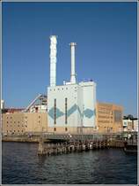 Am stlichen Rand des Gteborger Zentrums berragen die Schornsteine eines Kraftwerkes die Stadt. Rechts neben dem Kraftwerk mndet der Rosenlundskanalen in den Gta lv. 09.05.2008