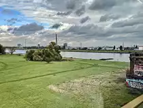 Blick von der Hammer Eisenbahnbr�cke auf den Rhein bei Neuss am 07. Oktober 2020.