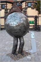 Nordenham. Vor dem restaurierten  Weserschlsschen  im Orsteil Blexen wurde diese Stahlskulptur aufgestellt. 16.10.2020