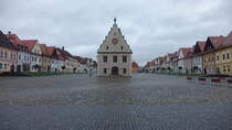 Bardejov / Bartfeld, historisches Rathaus und Gebude am Radnice Namesti (01.09.2020)