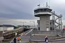 Anlage des Eidersperrwerks mit Kontrollturm n�rdlich von Wesselburen. Aufnahme: 20. Oktober 2020.