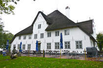 Der Rote Haubarg liegt sdlich der Gemeinde Simonsberg im Adolfskoog auf der Halbinsel Eiderstedt. Von der Nordsee ist er ungefhr 1,5 Kilometer entfernt. Der Rote Haubarg ist fr die ffentlichkeit zugnglich. Er wird als Restaurant und Museum betrieben. Das Restaurant befindet sich in den ehemaligen Wohnrumen. Im Museum wird eine Ausstellung zur Geschichte der Eiderstedter Landwirtschaft gezeigt. Aufnahme: 20. Oktober 2020.