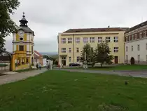 Spisska Kapitula / Zipser Kapitel, Glockenturm und Bischofssitz, erbaut bis 1776 (01.09.2020) 