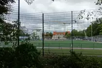 Hamburg am 4.10.2020: aus der Sicht eines  nichtzahlenden Zuschauers , Spielbetrieb auf dem Kunstrasen Sportplatz Beethovenstra�e im Stadtteil Barmbek-S�d, hier ist der Sportverein S.V. Uhlenhorst-Adler von 1911/25 e.V. zuhause.