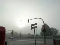 Hamburg am 13.10.2020: so sah ich die durch den Morgennebel dringende Sonne, als ich dem U-Bahnschacht Berliner Tor entstieg /