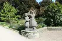 Hamburg am 17.9.2020: Statue „Tanzende M�dchen“ 1935 von Karl August Ohrt geschaffen. Sie steht im Stadtpark (Winterhude) am Rosengarten.