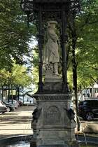 Hamburg am 1.10.2020: denkmalgeschtzter „Vierlnderin-Brunnen „ steht seit 1975 auf historischen Hopfenmarkt.
Er erinnert an die Vierlande als die Hauptlieferanten fr Hamburgs Mrkte.
Der Brunnen entstand 1878 nach Plnen von Friedrich Johann Lorenz Meyer, die Statue wurde von Engelbert Peiffer gefertigt. 
Der steinerne, im Brunnenbecken stehende, Statuensockel trgt um seine vier Seiten herum verteilt die Inschrift: „Auf dem Markt lernt man die Leute kennen“. Auf dem Sockel sitzen vier wasserspeiende Enten, die aus Bronze gefertigt sind. 2019 wurde die Restaurierung abgeschlossen.
