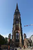 Hamburg am 1.10.2020: Die Ruine der Hauptkirche St. Nikolai am Hopfenmarkt ist als Mahnmal St. Nikolai „den Opfern von Krieg und Gewaltherrschaft zwischen 1933 und 1945“ gewidmet. 
Am 28. Juli 1943 wurde die Kirche durch Fliegerbomben schwer besch�digt.
Der Turm, ein Teil der s�dlichen Au�enmauer und die W�nde des Chors sind erhalten.
Die Grundsteinlegung des jetzigen Baus fand am 24. September 1846 statt, 1863 Weihe, 1874 Vollendung des Turmes. 
Mit dem 147,3 Meter hohen Turm war die Nikolaikirche bis zur Vollendung der Kathedrale von Rouen im Jahre 1877 das h�chste Bauwerk der Welt.
