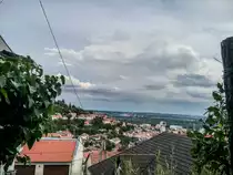 Hier sieht man den Stadtteil Havi-hegy und in der Ferne den Kraftwerk von P�cs, von der Magaslati utca in P�cs  in Juni 2020.