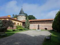 Biecz, Marcin Kromer Denkmal und historische Stadtmauer (03.09.2020)