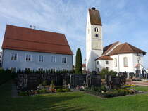 Oberroth, kath. Pfarrkirche St. Stephan, erbaut von 1846 bis 1847 durch Sebastian Kerner, Saalbau mit eingezogenem Chor, sptgotischer Kirchturm aus dem 16. Jahrhundert (08.11.2020)