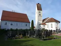 Oberroth, kath. Pfarrkirche St. Stephan, erbaut von 1846 bis 1847 durch Sebastian Kerner, Saalbau mit eingezogenem Chor, sp�tgotischer Kirchturm aus dem 16. Jahrhundert (08.11.2020)