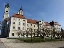 Roggenburg, Prämonstratenser Kloster mit Klosterkirche Maria Himmelfahrt, erbaut von 1732 bis 1735 durch Christian und Joh. Rudolf Wiedemann, Klosterkirche erbaut von 1750 bis 1750 durch Martin Kramer (08.11.2020)