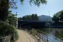 Hamburg am 21.9.2020: Schwanenwikbr�cke / 1874-1878 nach Pl�nen von  Franz Andreas Meyer  erbaut, sie f�hrt �ber die hier in die Au�enalster m�ndende Wandse (Mundsburgkanal), �ber die Br�cke f�hrt die Stra�e Schwanenwik, sie liegt auf der Grenze zwischen den Stadtteilen Hohenfelde und Uhlenhorst  /