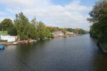 Hamburg am 4.10.2020: Osterbekkanal mit seinen Bootshusern auf der Winterhuder Seite, rechts befindet sich der Stadtteil Barmbek-Sd /