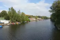 Hamburg am 4.10.2020: Osterbekkanal mit seinen Bootsh�usern auf der Winterhuder Seite, rechts befindet sich der Stadtteil Barmbek-S�d /