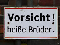 Dieses Schild habe ich Anfang November 2020 im Hafen von Anklam entdeckt. Da ich es doch reichlich seltsam fand, war es mir ein Foto wert.