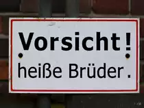 Dieses Schild habe ich Anfang November 2020 im Hafen von Anklam entdeckt. Da ich es doch reichlich seltsam fand, war es mir ein Foto wert.