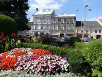 Bielsko-Biala, Blumenschmuck und H�user am Plac Wojska Polskiego (05.09.2020)