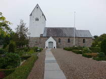 Sondbjerg, evangelische Kirche, romanische Dorfkirche aus Granitquadern, erbaut im 12. Jahrhundert (19.09.2020)