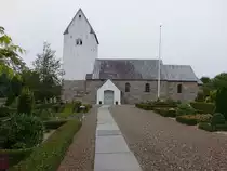 Sondbjerg, evangelische Kirche, romanische Dorfkirche aus Granitquadern, erbaut im 12. Jahrhundert (19.09.2020)