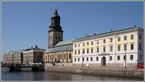 Gteborg ist mit seiner Grndung im Jahr 1621 eine im europischen Vergleich recht junge Stadt. Einige Huser an der Norra Hamngatan stammen aus dieser Zeit. Auf dem Foto vom 10.05.2008 sind v.l.n.r. das Stadtmuseum, die Christinae-Kirche und das Rathaus zu sehen, dessen Haupteingang sich am Gustav Adolfs Torg befindet.