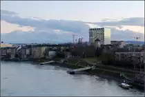 Moderne Architektur -

Der 72 m hohe Biozentrum-Turm der Uni Basel soll 2021 fertig sein. Architekten sind Andreas Ilg und Marcel Santer. Leider st�rt der plumpe Turm das Stadtbild von Basel, insbesondere vom Rhein her gesehen. Blick von der Dreirosenbr�cke.

08.03.2019 (M)

