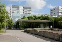 Moderne Architektur in Basel -

Der Hauptzugang zum Novartis Campus, der nicht �ffentlich zug�nglich ist. Vorne der einst�ckige Eingangspavilion von Marco Serra aus dem Jahr 2006. Dahinter das sehr filigrane B�rogeb�ude der japanischen Architekten SANAA aus dem Jahr 2007.

22.06.2013 (M)