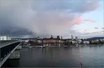 Interessante Wolkenformation �ber/hinter Kleinbasel -

Links die Dreirosenbr�cke, auf der anderen Rheinseite das Thoedor-Baerwart-Schulhaus. Weiter rechts her hohe Roche-Tower, der den Verlauf des Rheines markiert. Dieser befindet sich links des Hochhauses und verl�uft in dessen L�ngsrichtung. Inzwischen ist neben dem erste Roche-Tower ein zweiter noch h�herer hochgewachsen.

07.03.2019 (M)

