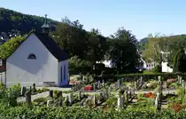 Kandern, Blick von der katholischen Kirche �ber den Friedhof mit der Friedhofskapelle links, Sept.2020