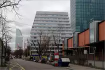 Moderne Architektur in Basel -

In der Mitte die Wohn-und Gesch�fts�berbauung Rosentalstrasse von Morger + Dettli Architekten. Direkt daneben das Messehochhaus und links im Hintergrund der Roche Tower. Rechts vorne die Fassade der Rundhofhalle der Messe Basel des Architekten Hans Hofmann aus dem Jahr 1954.

09.03.2019 (M)