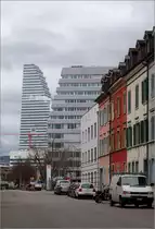 Moderne Architektur in Basel -

In Bildmitte die Wohn- und Gesch�fts�berbauung Rosentalstrasse von Morger + Dettli Architekten, Fertigstellung 2018. Im Hintergrund der Roche Tower der Architekten Herzog & de Meuron.

09.03.2019 (M)