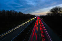 Lichtstreifen auf der Autobahn bei Ellund an der deutsch-dnischen Grenze. Aufnahme: 4. Dezember 2020.