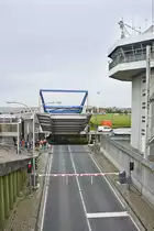 Br�cke hoch - die Landesstra�e 305 zwischen Eiderstedt nd Dithmarschen ist am Eidersperrwerk gesperrt. Aufnahme: 20. Oktober 2020.