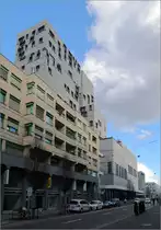 Moderne Architektur in Basel -

Blick von S�dwesten entlang der G�terstra�e auf das Meret Oppenheim Hochhaus der Architekten Herzog & de Meuron. In Manhattan haben diese Architekten �brigens einen 253 m hohen Wohn-Wolkenkratzer realisiert.

08.03.2019 (M)