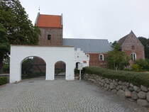 Ryomgrd, Ev. Maria Magdalena Kirche, Chor und Apsis erbaut von 1225 bis 1250 aus Backstein,  Langschiff erbaut 1450 durch Otto Nielsen Rosenkrantz, Kirchturm von 1593, Grabkapelle erbaut 1693 (21.09.2020)