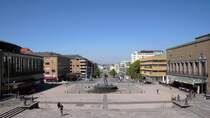 Der G�taplatsen wurde 1923 zur Weltausstellung angelegt. Um ihn herum ballen sich kulturelle Einrichtungen. Links das Konzerthaus, rechts Stadttheater und Stadtbibliothek und im R�cken des Fotografen Kunstmuseum, Kunsthalle und Hasselblad Center. 09.05.2008