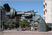Die Skulptur  Non Violence  von Carl Fredrik Reuterswrd steht in Gteborgs Kungsportsavenyen. 09.05.2008
