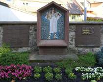 Mhlenbach, Gedenktafel fr die Gemeindepfarrer von 1832-1998 an der Kirchhofmauer, Juni 2020