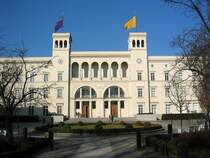 Hamburger Bahnhof in Berlin, klassizistischer Bau von 1847. Frher tatschlich ein Bahnhof mit 4 Gleisen, die durch die Bgen auf den Vorplatz fhrten wo eine Drehscheibe fr Loks angebracht war. Nur 37 Jahre nach der Erffnung wurde der Bahnhof stillgelegt, man nutzte es als Verkehrsmuseum und baute zwei Flgel dazu. Seit 1996 ist das Museum der Gegenwart darin, ein 80m langer Erweiterungsbau ergnzt es seitdem.  