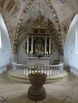 Vra, Taufstein und Hochaltar in der evangelischen Kirche (23.09.2020)