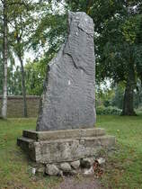 Rimso, Runenstein aus der Wikingerzeit am Kirchplatz (24.09.2020)