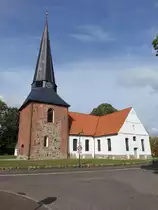 Jevenstedt, evangelische Kirche in der Dorfstra�e, erbaut ab 1164,  Kirchenschiff erbaut um 1400 (25.09.2020)