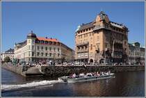 H�user am Vallgraven in G�teborg. Mit den kleinen Paddan-Booten kann man auch eine Stadtrundfahrt auf dem Wasser unternehmen. 09.05.2008