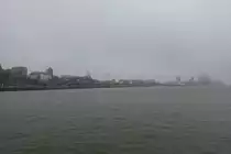 Hamburg am nebligen und tr�ben 11.11.2020 (Karnevalsanfang): Blick vom n�rdlichen Eingang des alten Elbtunnels bis zur Hafencity