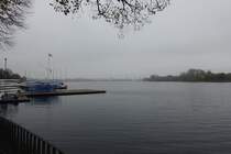 Hamburg am nebligen und trben 9.11.2020: ruhiges Wasser auf der Auenalster mit Blick vom Uhlenhorster Fhrhaus auf die Innenstadt