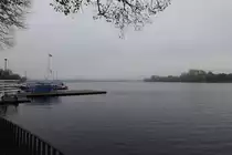 Hamburg am nebligen und tr�ben 9.11.2020: ruhiges Wasser auf der Au�enalster mit Blick vom Uhlenhorster F�hrhaus auf die Innenstadt