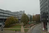Hamburg am nebligen und tr�ben 11.11.2020 (Karnevalsanfang): Blick vom Bahnsteig der U3, links das Noch-Verlagsgeb�ude von Gruner+Jahr, geradeaus im Nebel der Michel