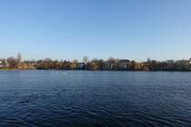 Hamburg am 19.12.2020: Die Auenalster am nrdlichen Ende mit den Villen an der Strae Bellevue im Stadtteil Winterhude /